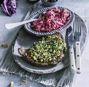 Rotkohl-Slaw zu Steak mit Nusskruste