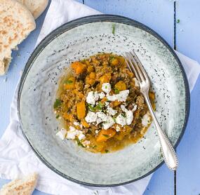 Süßkartoffel-Hack-Eintopf mit Feta und Kürbis