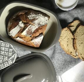 Frisch gebackenes Roggen-Dinkelbrot