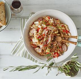 Würziger Bratwurstsalat mit Chinakohl