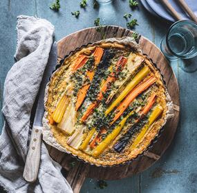 Bunte Wurzelquiche mit Kartoffelteig