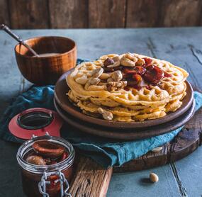 Buttermilchwaffeln mit Pflaumenkompott