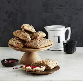 Eckbrötchen mit Sonnenblumenkernen