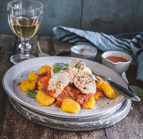 Polenta-Gnocchi mit Hähnchen und Soße