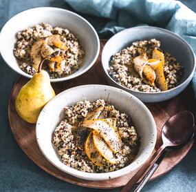 Quinoa mit Karamell-Mohn-Birne