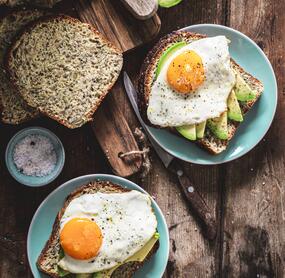 Schwarzbrot mit Avocado und Spiegelei