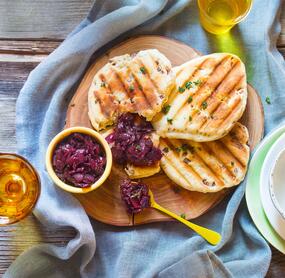 Speck-Grillbrot mit Zwiebel-Honig-Chutney