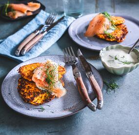 Süßkartoffelpuffer mit Lachstopping