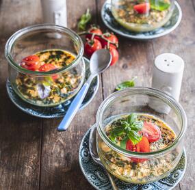 Tomaten-Basilikum-Omelett im Glas