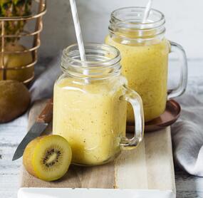 Tropischer Ananas-Kiwi-Smoothie