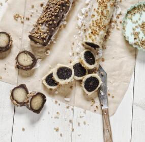 Schwarz-weiße Marzipanrollen