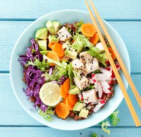 Buddha Bowl mit rotem Reis und Hähnchen