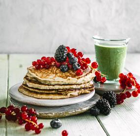 Hafer-Pancakes mit Bananen-Spinat-Smoothie