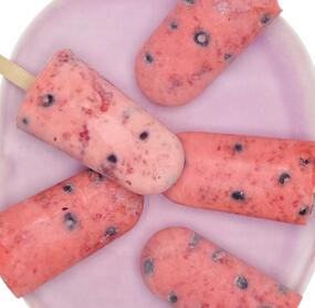 Joghurt-Beeren-Eis am Stiel