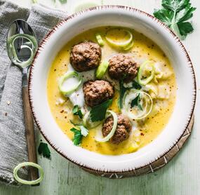 Käse-Porree-Suppe mit Hackbällchen