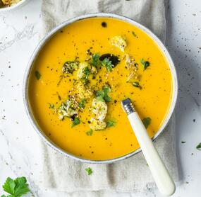 Karottensuppe und geröstetem Sesam-Blumenkohl-Topping