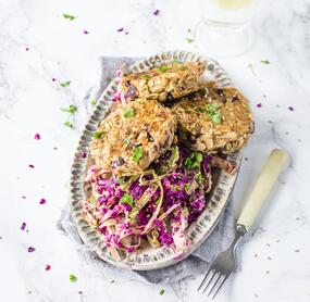 Kohlsalat mit knusprigen Bohnentalern