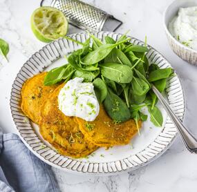 Kürbis-Karotten-Puffer mit Kräuter-Limetten-Quark