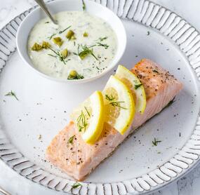 Lachs mit Gurkensalat und Kräuterremoulade