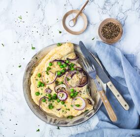 Omelett mit Zwiebeln, Käse, Erbsen, Cornichons und Champignons