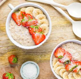 Porridge mit frischen Früchten