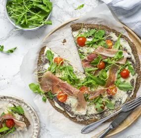 (S)Low-Carb Prosciutto Pizza mit Leinsamenboden