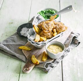 Fish and Chips mit Erbsenpüree und Senfsoße
