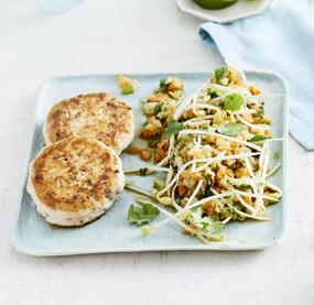 Würzige Lachsfrikadellen mit buntem Salat