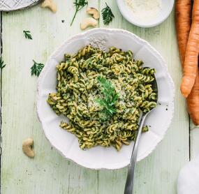 Vollkornpasta mit Pesto aus Karottengrün