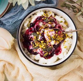 Protein Breakfast Bowl mit Quark und Beeren