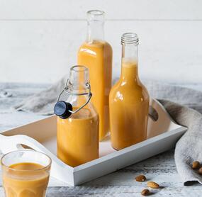 Apfel-Karotten-Saft mit Mandeln