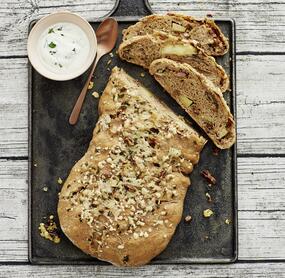 Brotteigrolle mit Bergkäse und Speck