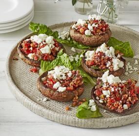 Gegrillte Pilze mit Oliven und Feta