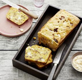 Maisbrot mit Chili, Speck und Feta