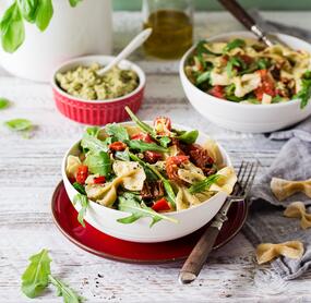 Nudelsalat mit Paprika, getrockneten Tomaten und Olivenpesto