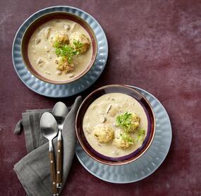 Pilzcremesuppe mit Schinken-Semmelknödeln