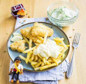 Piratenteller mit Pommes und Fischnuggets