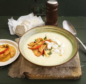 Porreecremesuppe mit Äpfeln und Ziegenkäse