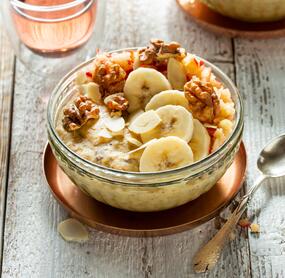 Porridge mit Mandelmilch und Obst