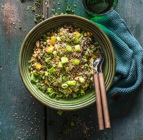 Quinoa-Linsen-Salat mit Sesamdressing