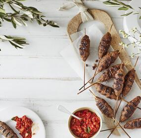 Rinderhack-Saté mit Paprikasauce