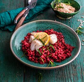 Rote-Bete-Dinkel-„Risotto“ mit Kabeljau