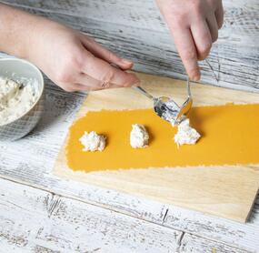 Rote-Linsen-Ravioli mit Ziegenkäsefüllung