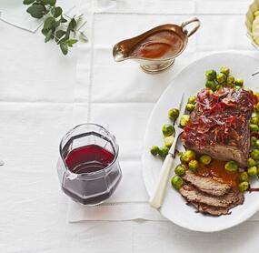 Sauerbraten mit Speck und Rosenkohl