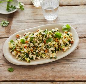 Blitz-Blumenkohl-Zucchini-Salat mit Sweet-Chili-Soße