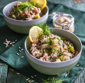 Heimische Paella mit Krabben und Bohnen