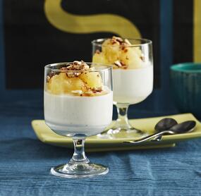 Joghurt-Mousse mit Apfel-Birnen-Kompott