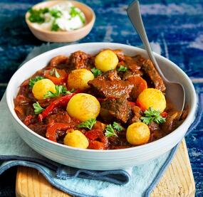 Gulasch mit Polentaklösschen