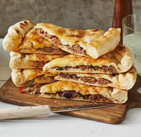 Gefülltes Fladenbrot mit Mett und Kräutern