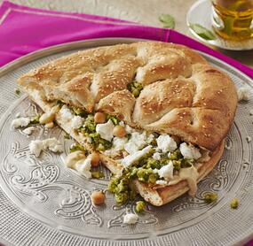 Gefülltes Fladenbrot mit Hummus